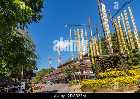 Chiang Rai, Thailandia - 18 novembre 2017: Visita turistica la villa reale di Doi Tung con belle bandiere tradizionali della tribù thailandese del nord sono appesi sopra Foto Stock