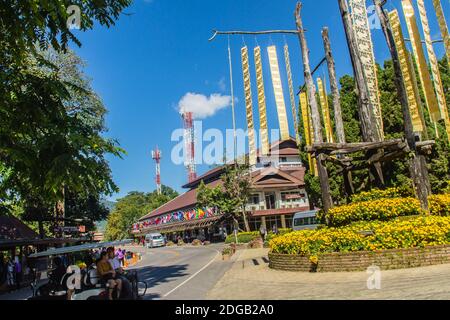 Chiang Rai, Thailandia - 18 novembre 2017: Visita turistica la villa reale di Doi Tung con belle bandiere tradizionali della tribù thailandese del nord sono appesi sopra Foto Stock