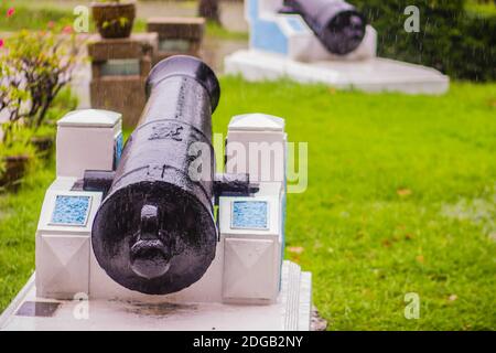 Vecchio cannone nero al museo pubblico all'aperto. Il cannone è stato inventato in Cina già nel 12 ° secolo e traccia il suo sviluppo dal fuoco Foto Stock