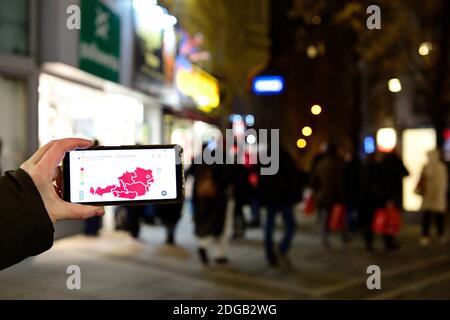 Vienna, Austria. 8 dicembre 2020. Il semaforo corona per tutta l'Austria è ancora rosso. Tuttavia, il commercio è aperto per il commercio di Natale e le vie dello shopping a Vienna sono ben frequentate. Credit: Franz PERC/Alamy Live News Foto Stock