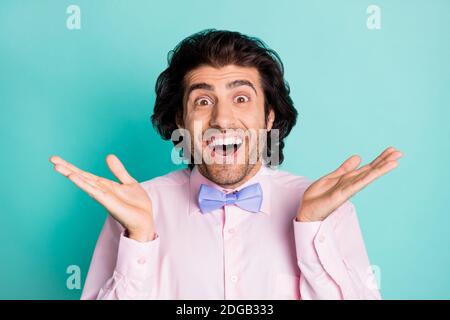Ritratto fotografico di un ragazzo sorpreso eccitato con bocca aperta isolata su sfondo color turchese pastello Foto Stock