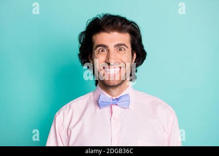 Ritratto fotografico di ragazzo sorridente isolato su colore teal pastello sfondo Foto Stock