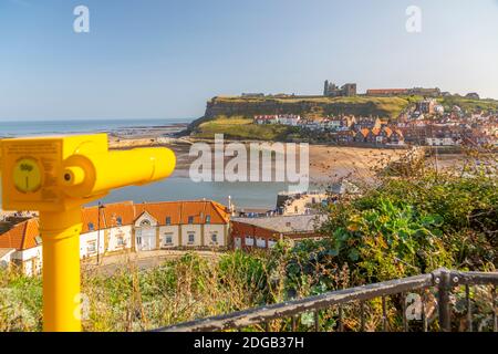 Vista dell'Abbazia di Whitby, della Chiesa di St Mary e del porto, Whitby, Yorkshire, Inghilterra, Regno Unito, Europa Foto Stock