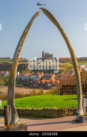 Vista dell'Abbazia di Whitby, della Chiesa di St Mary e del porto, Whitby, Yorkshire, Inghilterra, Regno Unito, Europa Foto Stock