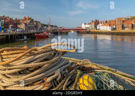 Vista di cesti da pesca, case e barche sul fiume Esk, Whitby, Yorkshire, Inghilterra, Regno Unito, Europa Foto Stock