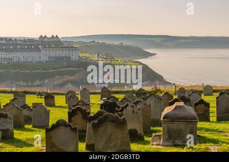 Vista di Whitby e del Mare del Nord dal cimitero di St Mary's Church, Whitby, Yorkshire, Inghilterra, Regno Unito, Europa Foto Stock