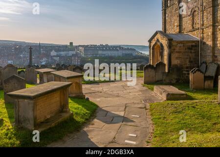 Vista di Whitby dal cimitero di St Mary's Church, Whitby, Yorkshire, Inghilterra, Regno Unito, Europa Foto Stock