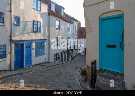 Vista della tradizionale strada acciottolata nel centro storico della città, Whitby, Yorkshire, Inghilterra, Regno Unito, Europa Foto Stock
