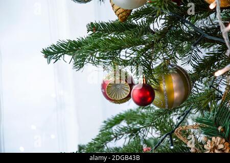 Un albero di Natale splendidamente illuminato decorato con bobine e altre decorazioni, è tempo di Natale. Foto Stock
