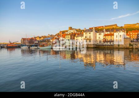 Vista della Chiesa di Santa Maria e riflessioni sul fiume Esk al tramonto, Whitby, Yorkshire, Inghilterra, Regno Unito, Europa Foto Stock