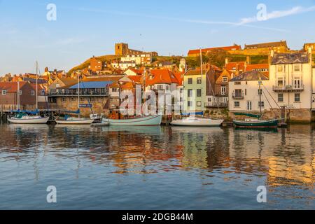 Vista della Chiesa di Santa Maria e riflessioni sul fiume Esk al tramonto, Whitby, Yorkshire, Inghilterra, Regno Unito, Europa Foto Stock