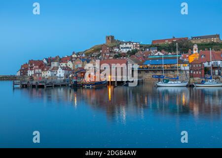 Vista della Chiesa di Santa Maria e riflessioni sul fiume Esk al tramonto, Whitby, Yorkshire, Inghilterra, Regno Unito, Europa Foto Stock