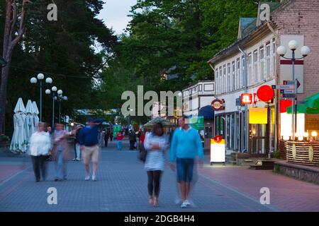 Persone sulla strada, Jomas Street, Majori Village, Jurmala, Lettonia Foto Stock