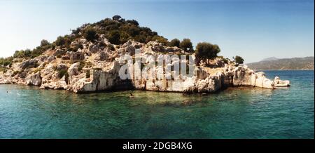 Isola rocciosa nel Mar Mediterraneo, Sunken Città, Kekova, Provincia di Antalya, Turchia Foto Stock