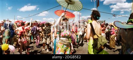 Si esibiscono alla Coney Island Mermaid Parade, Coney Island, Brooklyn, Manhattan, New York City, New York state, USA Foto Stock