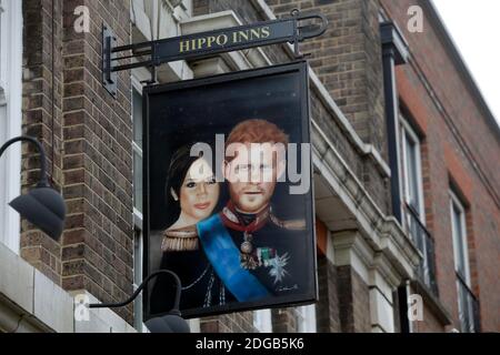 Un cartello che raffigura il Duca e la Duchessa del Sussex è appeso al pub Duca del Sussex a Londra, in Gran Bretagna, l'8 dicembre 2020. Fotografia/John Voos Foto Stock