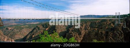 Ponte sospeso attraverso un canyon, Royal Gorge Suspension Bridge, Colorado, USA Foto Stock