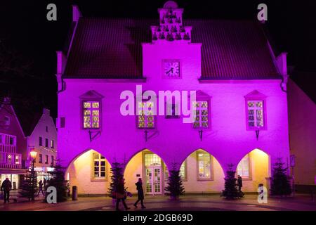 Haltern am See, NRW, Germania. 8 dicembre 2020. Il vecchio municipio medievale si illumina in colori graziosi. Le luci colorate e le decorazioni sugli alberi portano un po' di spirito festivo alla piccola cittadina mercantile di Haltern, nella Renania Settentrionale-Vestfalia. Credit: Imageplotter/Alamy Live News Foto Stock