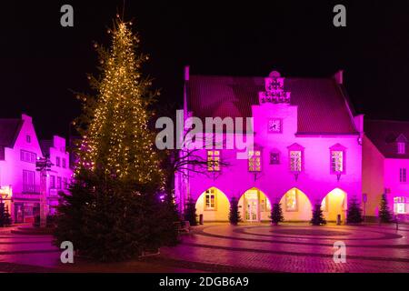 Haltern am See, NRW, Germania. 8 dicembre 2020. Il vecchio municipio medievale e la piazza del mercato si illuminano in colori graziosi. Le luci colorate e le decorazioni sugli alberi portano un po' di spirito festivo alla piccola cittadina mercantile di Haltern, nella Renania Settentrionale-Vestfalia. Credit: Imageplotter/Alamy Live News Foto Stock