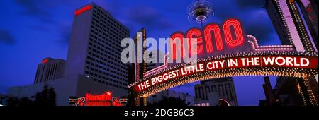Vista ad angolo basso del Reno Arch al tramonto, Virginia Street, Reno, Nevada, USA Foto Stock