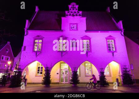 Haltern am See, NRW, Germania. 8 dicembre 2020. Il vecchio municipio medievale si illumina in colori graziosi. Le luci colorate e le decorazioni sugli alberi portano un po' di spirito festivo alla piccola cittadina mercantile di Haltern, nella Renania Settentrionale-Vestfalia. Credit: Imageplotter/Alamy Live News Foto Stock