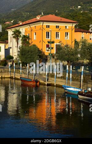 La cittadina di Sulzano sul Lago d'Iseo con alcune barche. Brescia, Lombardia, Italia. Immagine presa da terra pubblica. Foto Stock