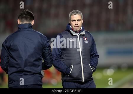 Cheltenham, Regno Unito. 8 dicembre 2020. Michael Duff manager di Cheltenham Town durante la partita EFL Trophy tra Cheltenham Town e Portsmouth al Jonny-Rocks Stadium di Cheltenham, Inghilterra, l'8 dicembre 2020. Foto di Dave Peters/prime Media Images. Credit: Prime Media Images/Alamy Live News Foto Stock