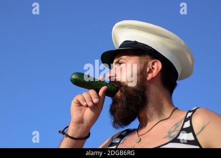 Simpatico capitano marinaio con cappello. Divertimento marinaio. Ritratto di serio capitano divertente. Marinaio, marinaio o pirata al porticato. Divertente capitano gay. Faccia di espressione Foto Stock