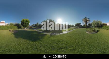 360 VR Cottages e giardini verdi al Tikorfo Beach resort, Grecia Foto Stock