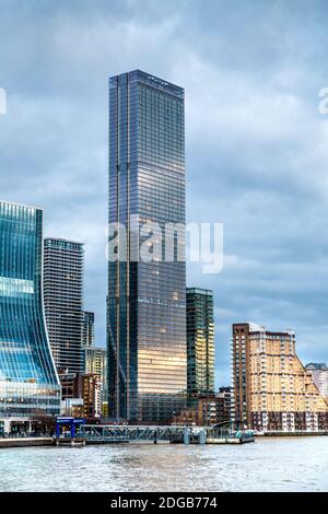 Grattacieli residenziali punto di riferimento Pinnacle presso la rivrside del Tamigi a Canary Wharf, Isle of Dogs, East London, UK Foto Stock