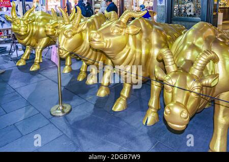 Bulls Sculpture, Hefang Street, Hangzhou, Cina Foto Stock