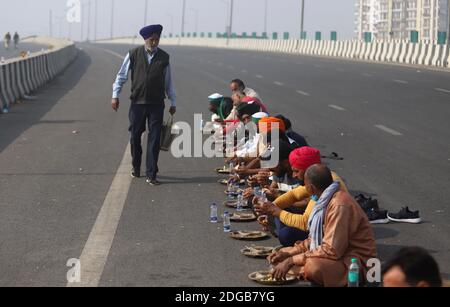 Nuova Delhi, Nuova Delhi, India. 8 Dic 2020. Centinaia di agricoltori hanno bloccato un’autostrada durante la loro protesta nazionale contro le bollette agricole appena approvate al confine con Delhi-Utttar Pradesh. Credit: Vijay Pandey/ZUMA Wire/Alamy Live News Foto Stock