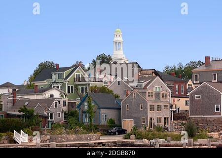 Lo skyline di Rockport, Massachusetts, con il primo campanile della Chiesa Congregazionale sullo sfondo. Foto Stock