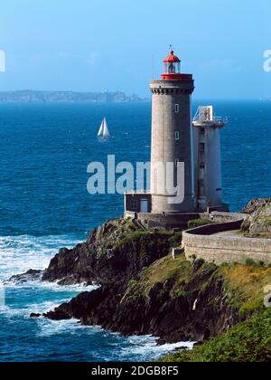 Faro sulla costa, Phare du Petit Minou, Goulet de Brest, Finistere, Bretagna, Francia Foto Stock