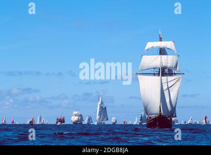 Alta regata navale nella Baie De Douarnenez, Finistere, Bretagna, Francia Foto Stock