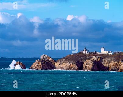 Faro di Pointe Du Toulinguet, Mar Celtico, Finistere, Bretagna, Francia Foto Stock