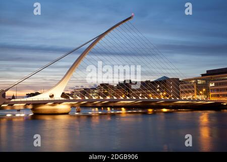 Ponte Samuel Beckett al tramonto, fiume Liffey, Dublino, provincia di Leinster, Repubblica d'Irlanda Foto Stock