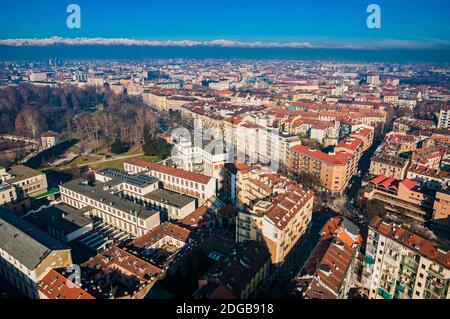 Vista aerea di Torino dalla cima della Mole Antonelliana, l'ombra dell'edificio è proiettata sulla città, con le Alpi sullo sfondo, Torino, P. Foto Stock