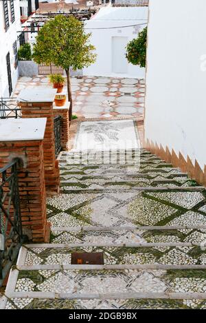 Strada lastricata con Empedrado Granadino. Questa pavimentazione con ciottoli è stata utilizzata dai musulmani di Granada ed è conosciuta come Empedrado Granadino. Lo è di solito Foto Stock