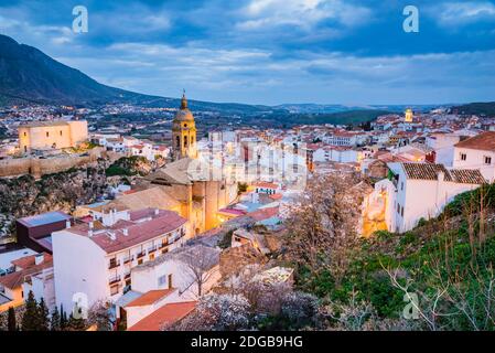 Panoramica di Loja con la Chiesa dell'Encarnacion e la Alcazaba al tramonto. Loja, Granada, Andalucía, Spagna, Europa Foto Stock