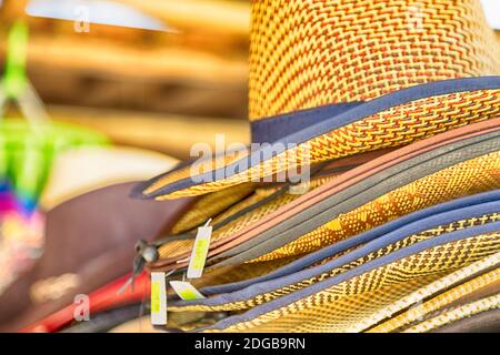 Un sacco di moda trandy cappelli in un mercato Foto Stock