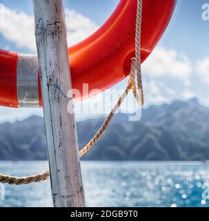 Una boa in barca Neat the pacific Ocean bokeh Foto Stock