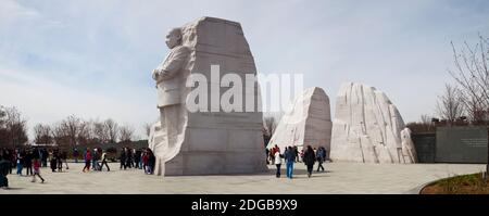 Persone al Martin Luther King Jr. Memorial, West Potomac Park, The Mall, Washington DC, USA