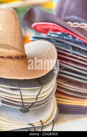 Un sacco di moda trandy cappelli in un mercato Foto Stock