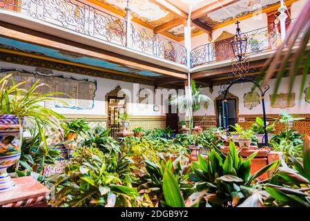 Particolare del cortile interno. Il Santuario di nostra Signora dei Rimedi è stato costruito nel 18 ° secolo, in stile andaluso sulle fondamenta o Foto Stock