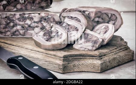 Gustoso antipasto di carne - stomaco di maiale ripieno. Foto Stock