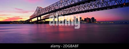 Ponte gemellare su un fiume, Crescent City Connection Bridge, River Mississippi, New Orleans, Louisiana, USA Foto Stock