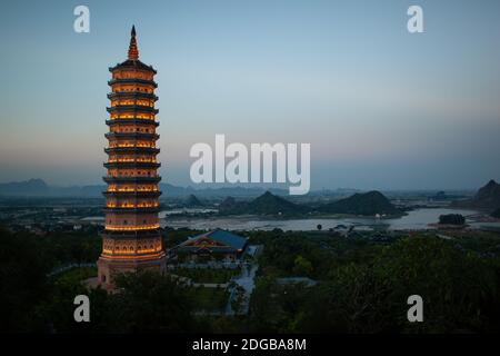 Vista serale di Bai Dinh Pagoda di Ninh Binh, Vietnam Foto Stock