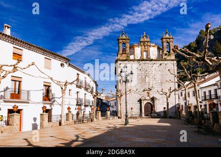 Plaza de España - Piazza della Spagna, con la Parrocchiale di Nuestra Señora de la Aurora - Madonna dell'Aurora sullo sfondo. Grazalema, Cádiz, An Foto Stock