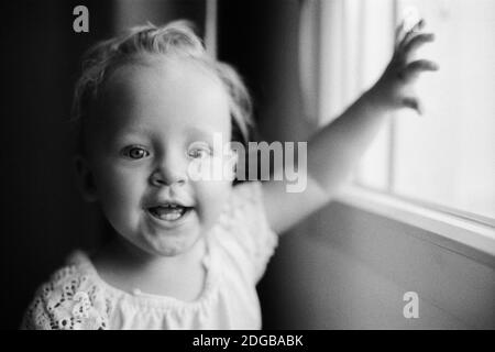 Ritratto di felice anno vecchia ragazza in bianco e nero Foto Stock